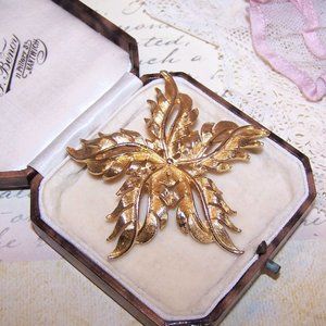 Designer Signed Torino Yellow Gold Tone Metal Pin Brooch - Leafy Starfish